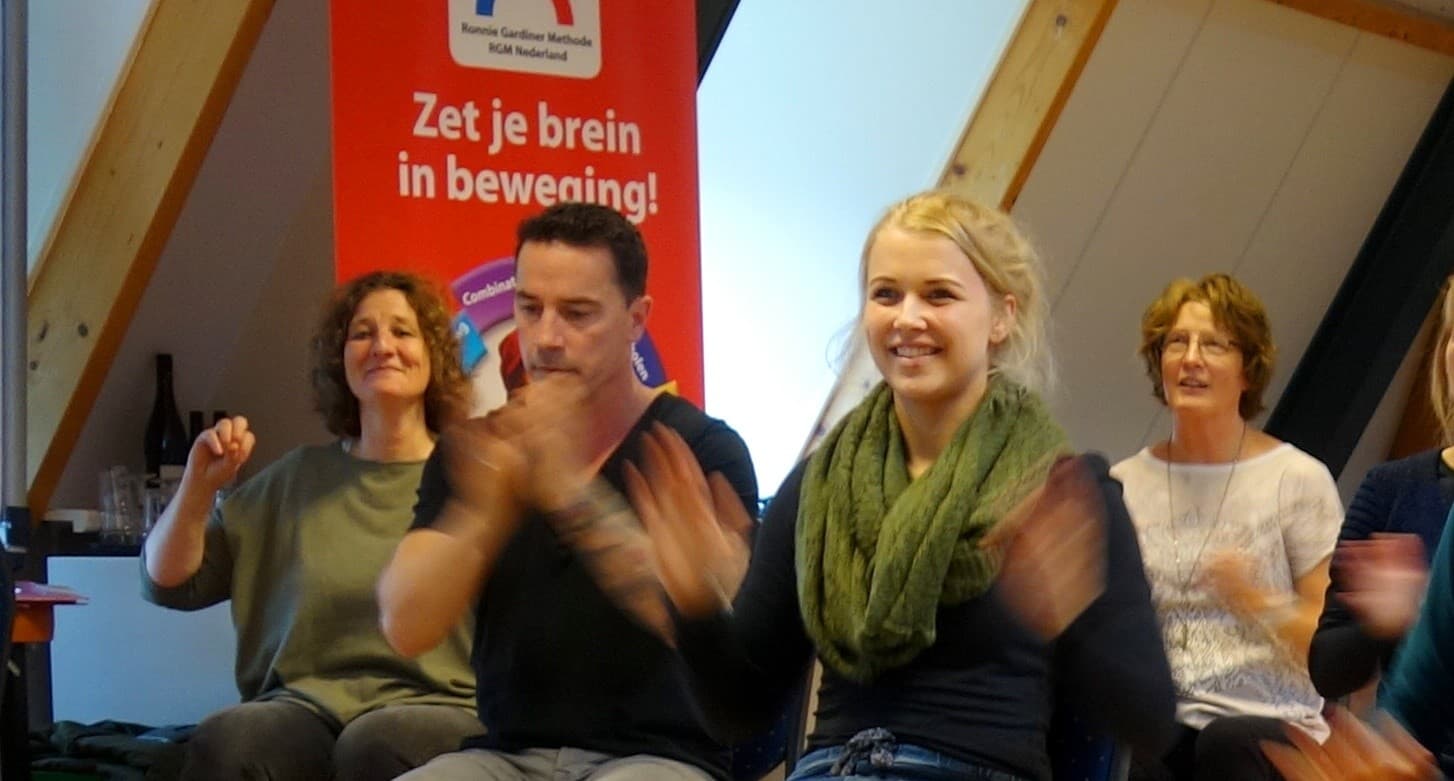 Deelnemers oefenen ritme en beweging tijdens een RGM-cursus